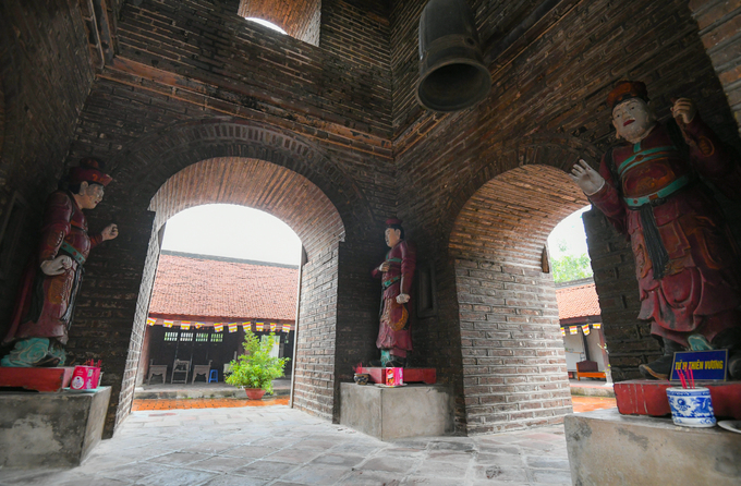 Tháp Hoà Phong có 4 cửa vòm ở mỗi tầng. Tại các góc ở chân tháp có bệ thờ “Tứ vị Thiên Vương” với quan niệm đây là các vị thần cai quản bốn phương trời. Tượng làm từ gỗ phủ sơn, cao 1,6 m và có niên đại từ thế kỷ 18.