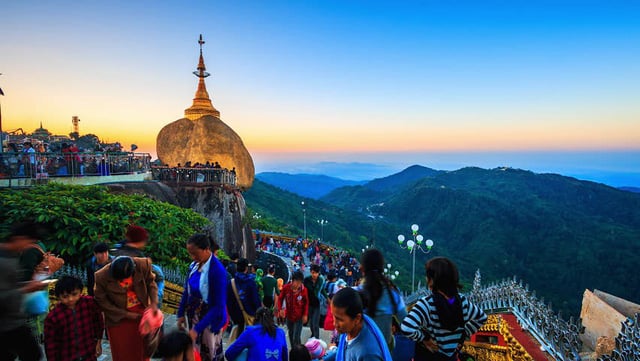 Các Phật tử ở Myanmar tin rằng, được quỳ lạy dưới Hòn Đá Vàng sẽ giúp họ gặp nhiều may mắn và sung túc. Ngoài lý do tín ngưỡng và kiến trúc độc đáo, khung cảnh tuyệt đẹp nhìn từ đỉnh núi xuống khiến du khách cảm thấy say mê.