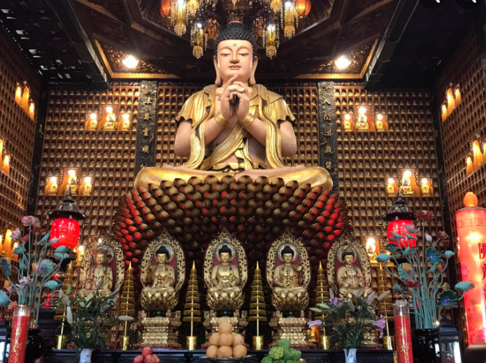 Với hơn 10.000 tượng Phật được điêu khắc bằng đá và đồng, chùa Một Cột (Hà Nội) có thể khiến ai nhìn thấy cũng phải cảm thán trước sự tuyệt vời của kiến trúc và nghệ thuật. Nhấp chuột để xem hình ảnh tuyệt đẹp này.