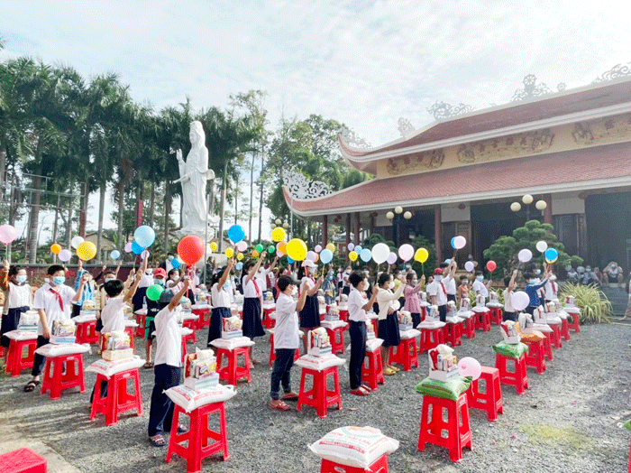 Chùa Trường Phước tiếp tục tặng quà hỗ trợ học sinh trường Tiểu học Tân Hương