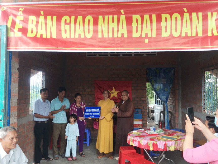 Ban Trị sự huyện Tân Phước bàn giao nhà Đại đoàn kết