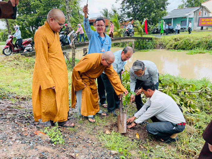 Tiền Giang: Phật giáo tỉnh trồng 2.000 cây xanh cho “môi trường nông thôn mới”