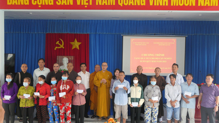 Tiền Giang: Ban Trị sự và BTTXH Phật giáo tỉnh trao quà Tết Quý Mão đến bà con có hoàn cảnh khó khăn
