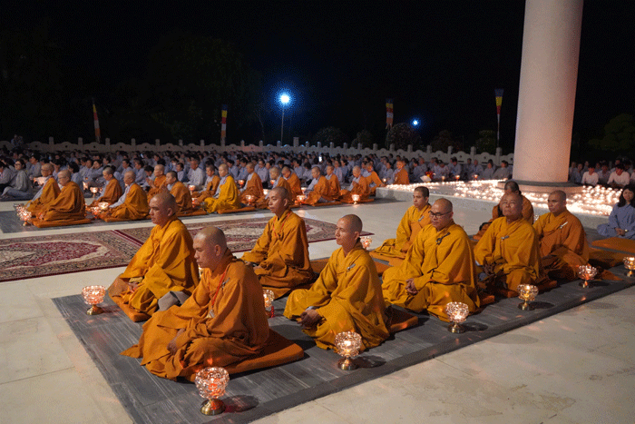 Hoa đăng kỷ niệm ngày Đức Phật Thích Ca Mâu Ni nhập Niết Bàn tại thiền viện Trúc Lâm Chánh Giác
