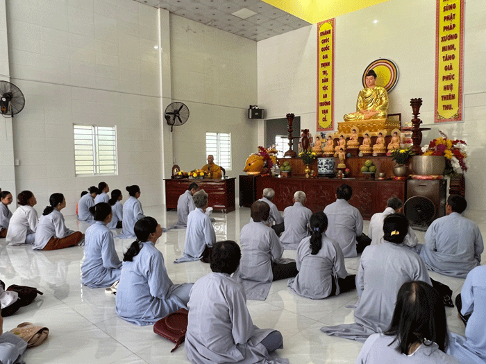 Người lớn tuổi áp dụng cách ngồi nào khi niệm Phật?