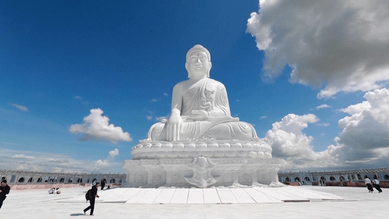Tượng Phật ngồi bằng đá cẩm thạch lớn nhất thế giới ở Myanmar