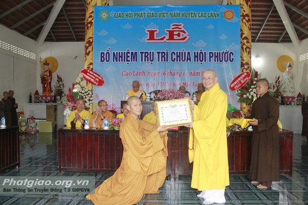 HT.Thích Chơn Minh, Ủy viên HĐTS, Trưởng BTS GHPGVN tỉnh Đồng Tháp trao quyết định bổ nhiệm trụ trì