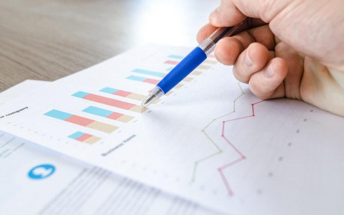 chart-close-up-data-desk-590022