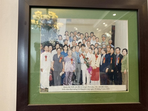 Thế hệ con cháu nhà thuốc Đức Nguyên Đường chụp ảnh cùng Đại tướng Võ Nguyên Giáp năm 2001