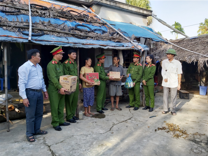Hộ gia đình ông Nguyễn Đình Huệ cảm động trước tấm lòng của các đồng chí công an phòng CSMT tỉnh Nghệ An