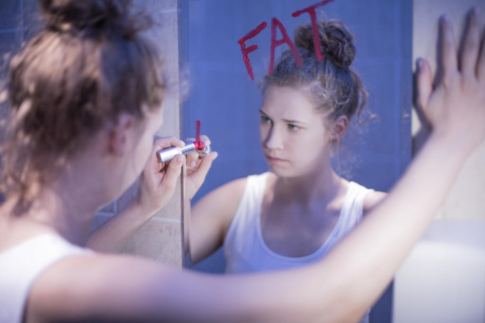 girl-with-poor-body-image-writing-fat-on-mirror.jpg_871603380407