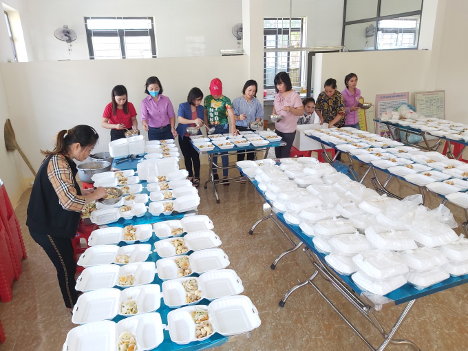 Tập thể GV trường Tiều học Thạch Châu, Lộc Hà, đã nấu 200 suất cơm hỗ trợ bệnh nhân tại bệnh viện Phục hồi Chức năng Hà tĩnh  trong nhưng những ngày lũ lụt