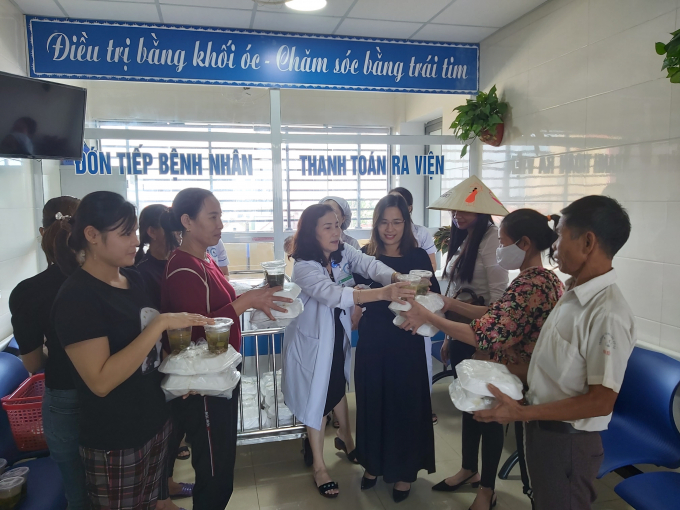 Bà Nguyễn Thị Diện, GĐ bệnh viện Phục Hồi Chức năng Hà Tĩnh nhận hàng trăm suất cơm của các nhà hảo tâm trực tiếp trao cho các bệnh nhân