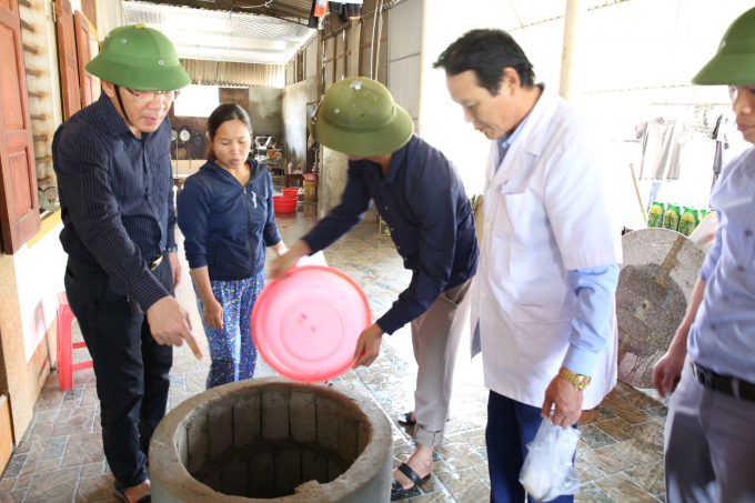 Ông Nguyễn Lương Tâm, Giám đốc CDC Hà tĩnh trực tiếp xuống các hộ dân hướng dẫn quy trình xử lí vệ sinh môi trường
