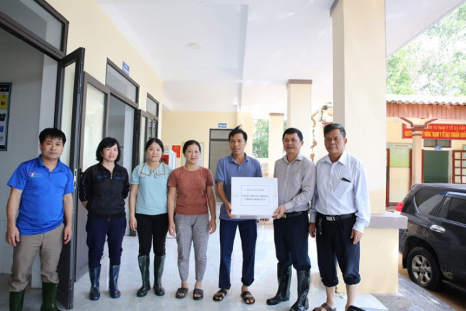 Giám đốc sở Y tế Hà Tĩnh Lê Ngọc Châu trao cơ số thuốc cho các trạm Y tế phòng lụt bão