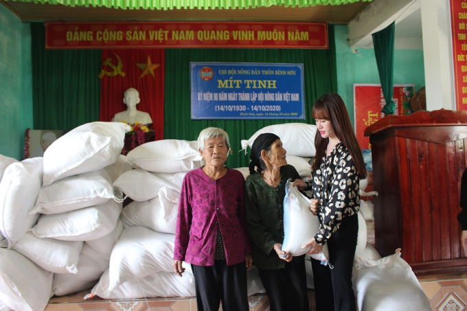 Chủ tiệm Spa Amanoi, thành phố Vinh trực tiếp trao tận tay các hộ dân vùng lũ 4,2 tấn gạo