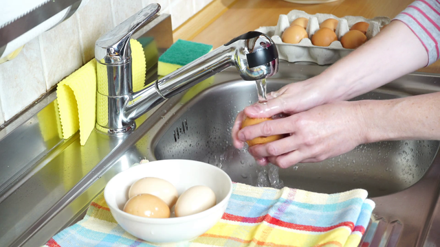 woman-hands-washing-eggs-in-kitchen-under-water-stream-4kh5xisnalgthumbnail-full01-15380218450861036583701
