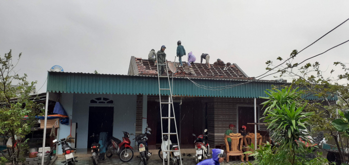 Lốc xoáy làm tốc mái hàng chục ngôi nhà ở huyện Lộc Hà. Ảnh Ngọc Quang