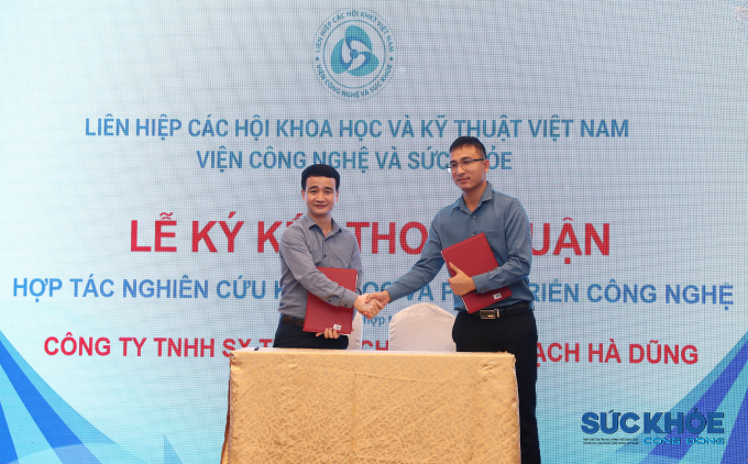 Thạc sĩ Lê Hữu Thi - Viện trưởng Viện Công nghệ và Sức khoẻ (Bên trái) trong buổi lễ ký kết thoả thuận hợp tác nghiên cứu khoa học và phát triển công nghệ trong lĩnh vực xử lý nước và môi trường