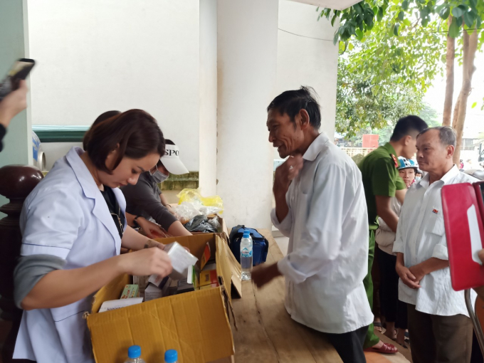 Hoạt động cấp phát thuốc cho nhân dân của các thành viên ban Y tế của đoàn thiện nguyện