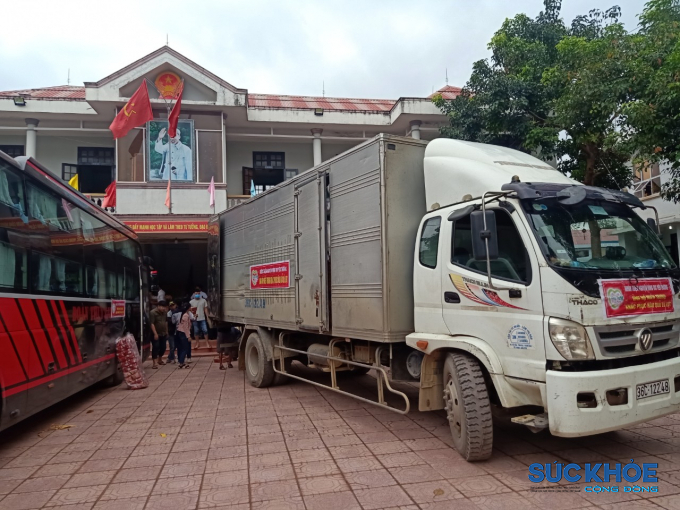Xe của đoàn thiện nguyện đã có mặt tại UBND xã Tân Long, huyện Hứng Hoá