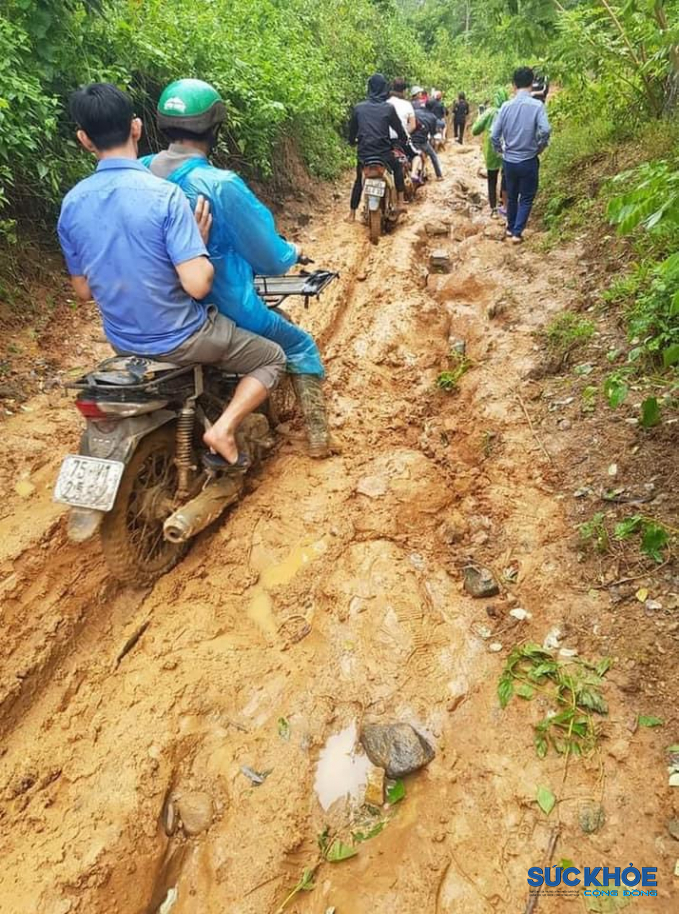 Chặng đường lầy lội khoảng 7km để vào đến nhà chị Hồ Thị Cách, tại Thôn Của, xã Hướng Lộc, huyện Hướng Hoá, tỉnh Quảng Trị.