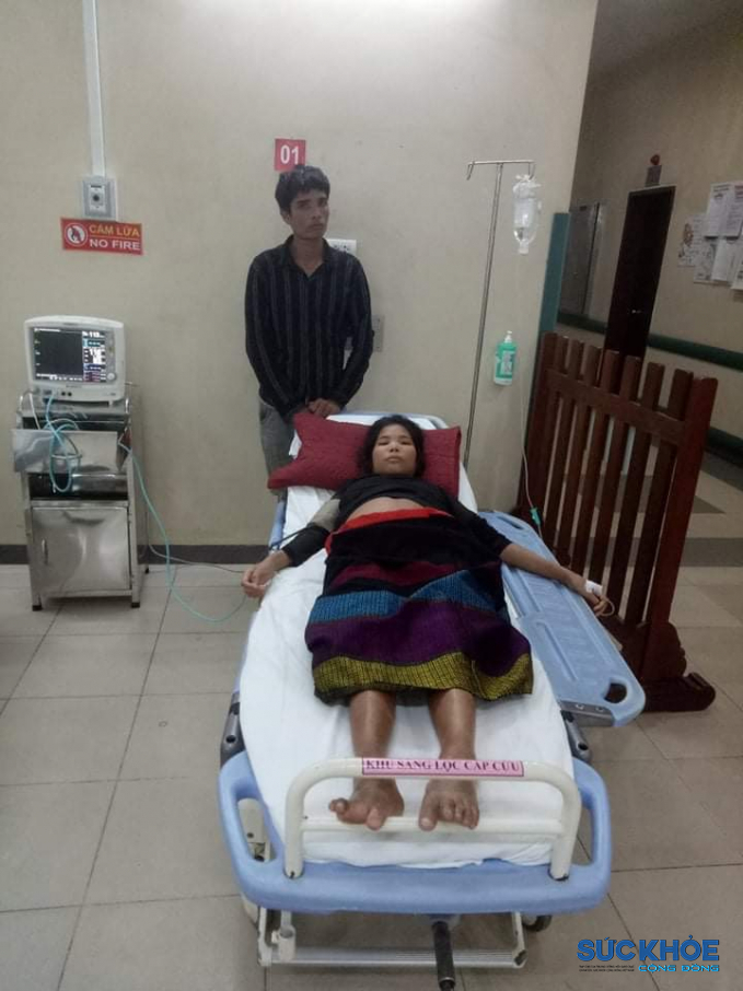 Chị Hồ Thị Cách và chồng tại Bệnh viện Trung ương Huế, Cơ sở 2.
