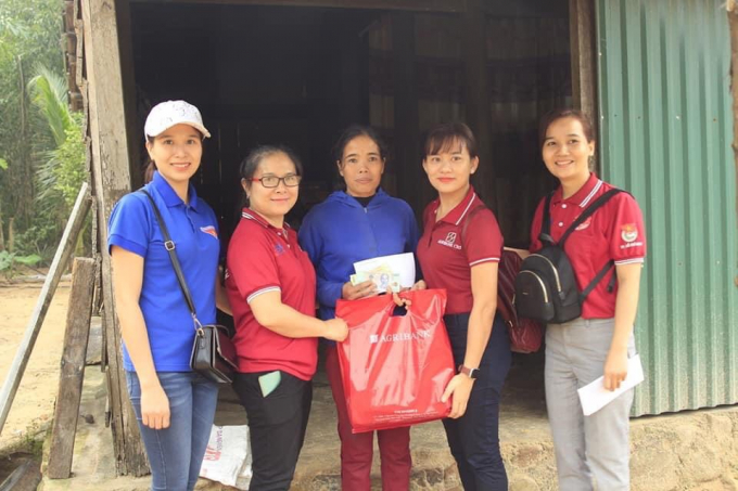 Các thành viên Đoàn Thanh niên Khối Ngân hàng TP. Hồ Chí Minh trao tặng quà cho đồng bào Miền Trung bị lũ lụt