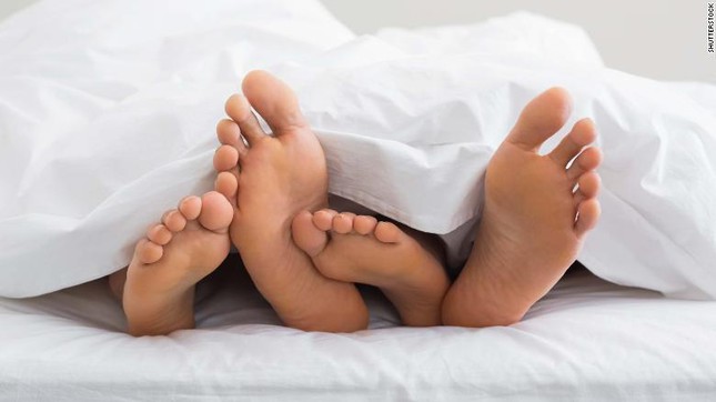 190408092738_01_couples_feet_in_bed_stock_exlarge_169_NVAQ