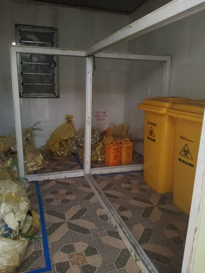 Rác nguy hại lây nhiễm lưu giữ sơ sài trong thùng để chung kho với các loại rác khác thời gian từ 15 ngày - 1 tháng