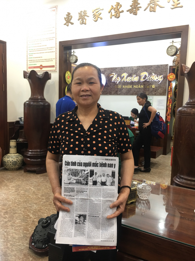 Bà Lơ mê say đọc một bài báo về tài hoa chữa bệnh của Tiến sỹ - lương y Phùng Tuấn Giang