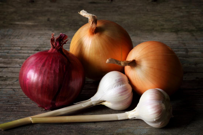 onions-and-garlic-on-a-table-may-cause-bad-breath-1569401964287934827677