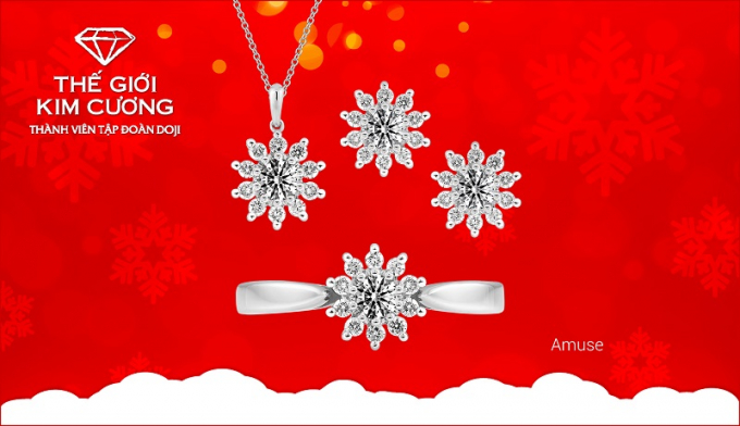 Dù ở nơi công sở hay trong những cuộc gặp gỡ bạn bè, phái đẹp dễ dàng thu hút mọi ánh nhìn khi lựa chọn những thiết kế kim cương lấp lánh có kiểu dáng nổi bật tựa những bông tuyết của mùa Giáng sinh lạnh giá.