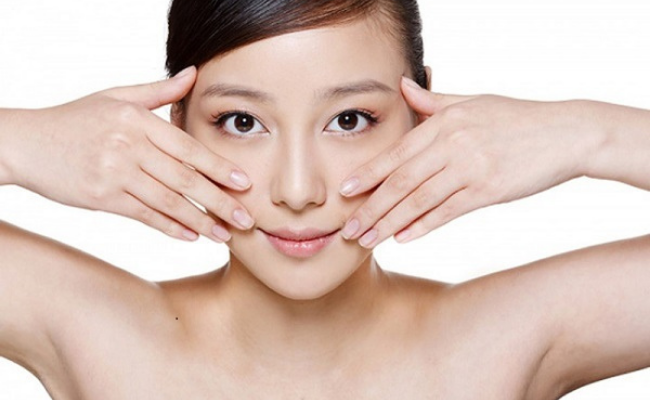 Massage mặt là một trong những biện pháp khắc phục tốt nhất cho những nếp nhăn xuất hiện trên mặt