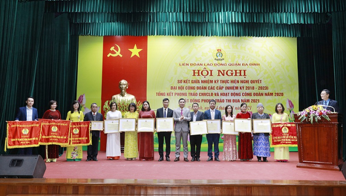 Bà Hoàng Phương - Chủ tịch Công đoàn (thứ 3 từ trái sang) đại diện Công đoàn Công ty nhận Cờ thi đua của LĐLĐ thành phố Hà Nội.