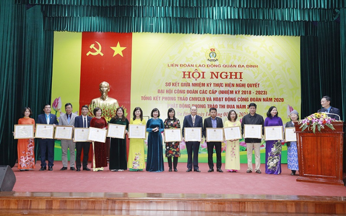 BàHoàng Phương - Chủ tịch Công đoàn (thứ 7 từ trái sang) nhận Bằng khen của LĐLĐ thành phố Hà Nội.