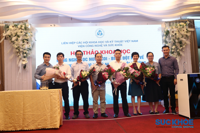 Ông Lê Hữu Thi - Viện trưởng Viện Công nghệ và Sức khoẻ (bên trái) tặng hoa chúc mừng các chuyên gia, nhà khoa học trong buổi hội thảo khoa học CDI Bước đột phá về công nghệ trong xử lý nước và môi trường.
