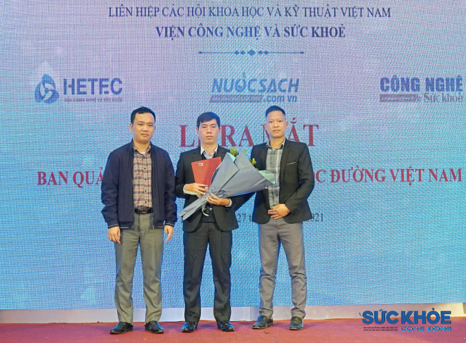 Tiến sĩ Nguyễn Tùng Linh (Bên trái) đại diện Viện Công nghệ và Sức khoẻ trao quyết định giao đề tài nghiên cứu cho Tiến sĩ Trịnh Ngọc Tuấn.