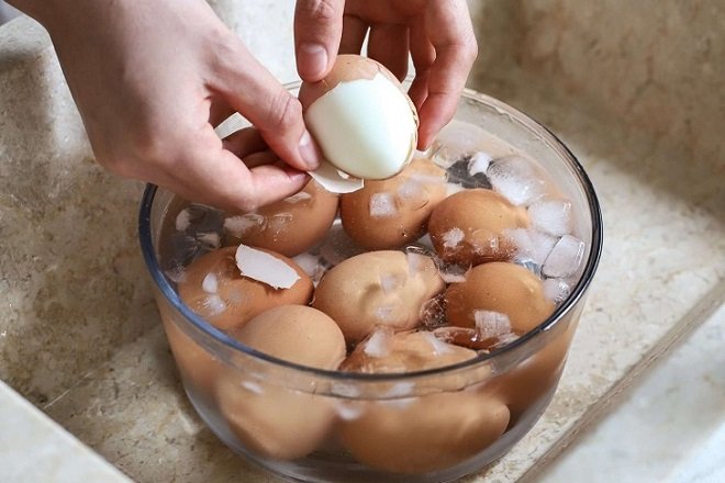 Trứng luộc nguyên vỏ để qua đêm được không?