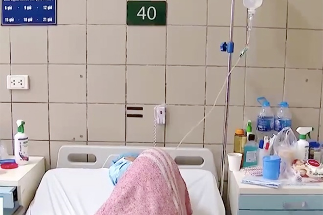 Nam thanh niên bị ngộ độc vì dùng thuốc lá điện tử được điều trị tại Trung tâm Chống độc - Bệnh viện Bạch Mai.