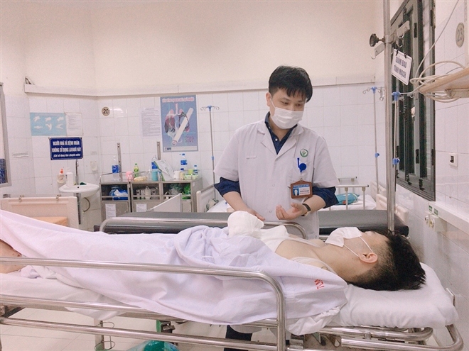 Nam thanh niên đang được điều trị tại khoa Phẫu thuật Chi dưới, Bệnh viện Hữu nghị Việt Đức.