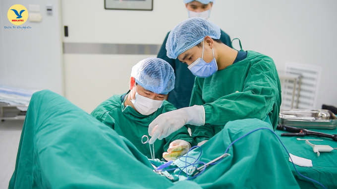BSCKII. Nguyễn Văn Thưởng cùng ê kíp phẫu thuật cắt trĩ bằng phương pháp Longo cho bệnh nhân tại MEDLATEC  