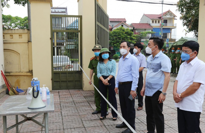 Bí thư tỉnh Ủy Hà Tĩnh Hoàng Trung Dũng kiểm tra khu cách ly tập trung tại huyện Thạch Hà