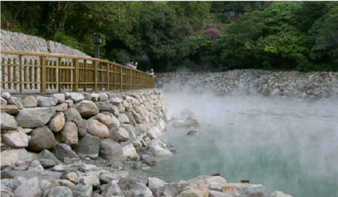 Suối khoáng Kim Bôi được xuất lộ từ các vỉa đá vôi có tuổi thọ gần 250 triệu năm.