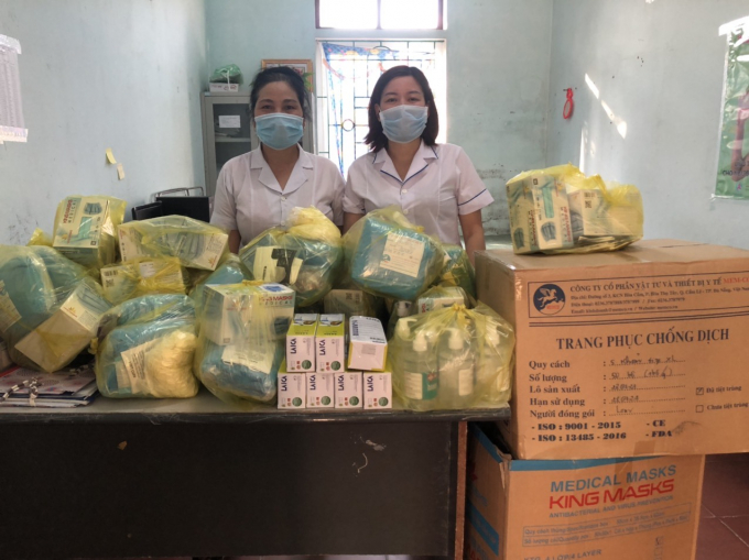 Nhân viên trạm Y tế xã Cương Gián, Nghi Xuân phân chia khẩu trang, nước sát khuẩn,máy đo thân nhiệt...cho các tổ bầu cử 