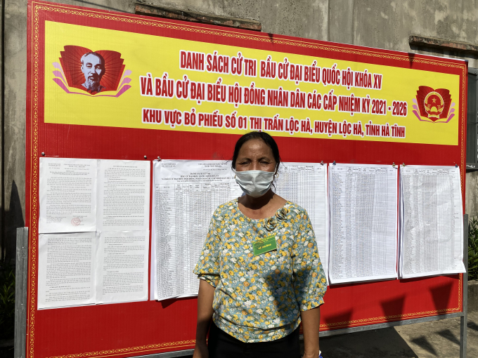 Tổ trưởng tổ bầu cử tại khu vực bỏ phiếu số 01, Thị trấn Lộc Hà đến khu vực bỏ phiếu từ sáng sớm để kiểm tra lại một lần nữa về an ninh, về y tế để đảm bảo an toàn cho các cử tri đi bỏ phiếu