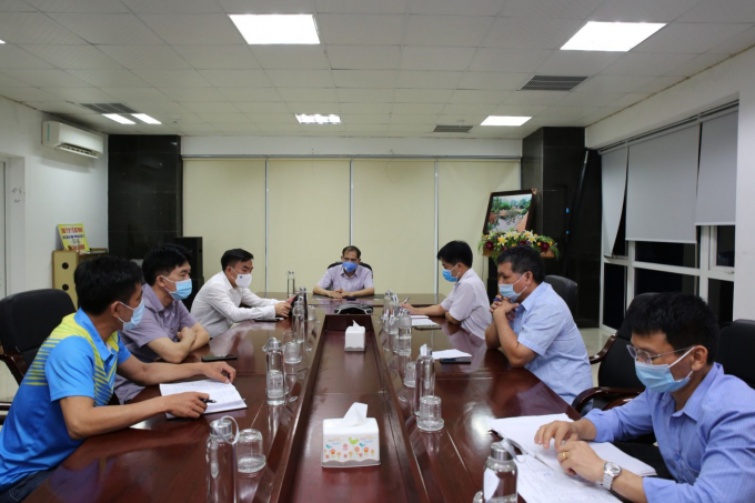 Bác sỹ Nguyễn Tuấn, Quyền Giám đốc Sở Y tế chủ trì cuộc họp sau khi phát hiện thêm 2 ca nhiễm virus SARS-CoV-2.   