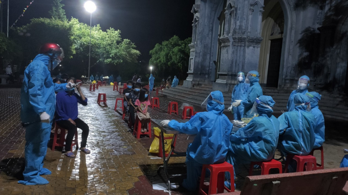 Ngay trong đêm (11/9) ngành chức năng lấy mẫu xét nghiệm toàn bộ các hộ dân tại khu vực bệnh nhân sinh sống