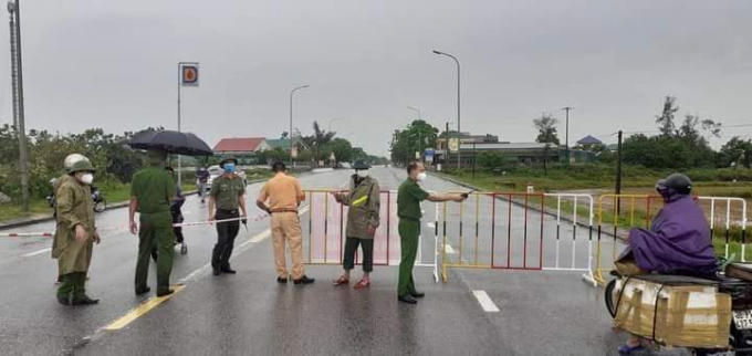 Sau khi phát hiện thêm các ca bệnh, ngành chức năng cho phong tỏa khu vực bệnh nhân sinh sống và lập chốt chặn các khu vực liên quan.