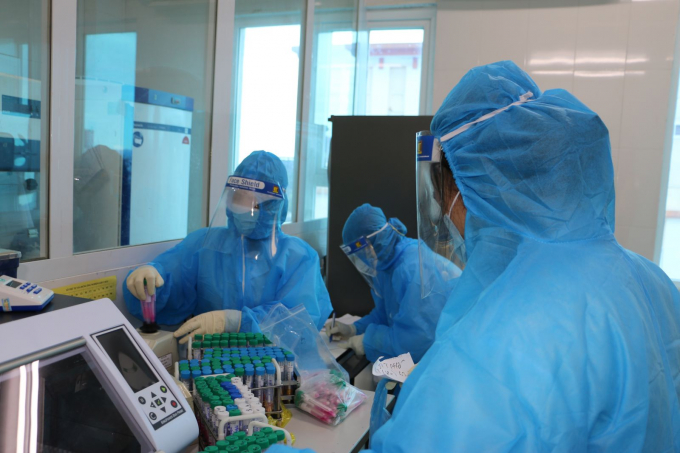 Cán bộ ngành y tế Hà Tĩnh xét nghiệm các mẫu bệnh phẩm.